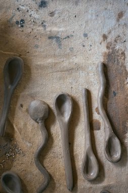 Kırsal arkaplanda kil kaşığı kapat, seçici odak