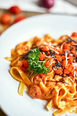 Ebiko soslu kremalı makarna, seçici odaklı.