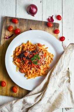 Ebiko soslu kremalı makarna, seçici odaklı.