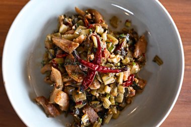 Sabah ışığında sıcak bir fincan çay, seçici bir odak