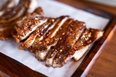 Sabah ışığında sıcak bir fincan çay, seçici bir odak