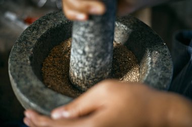 Biberlerin havanda ezilmesine yakın, seçici odaklanma.