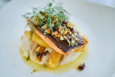 Limon soslu ızgara somon, seçici odak noktası.