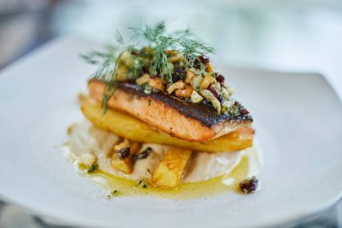 Limon soslu ızgara somon, seçici odak noktası.