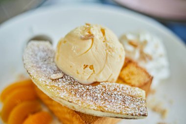Ev yapımı ballı tost, seçici odaklanma