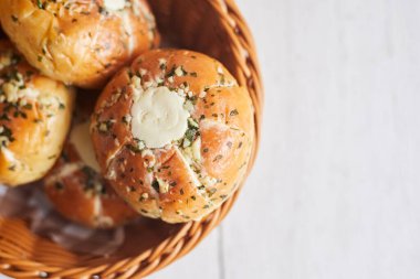 Krem peynirli sarımsaklı ekmek, seçici odak