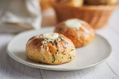 Krem peynirli sarımsaklı ekmek, seçici odak