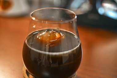 Bardakta koyu kahve. Seçici odak noktası.