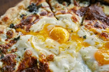 Ev yapımı pizza ıspanak peyniri, seçici odaklanma.