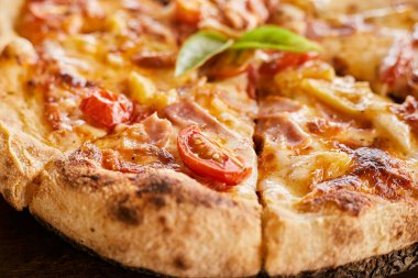 Bir dilim sıcak pizza büyük peynirli öğle yemeği ya da akşam yemeği kabuğu, seçici odaklanma.