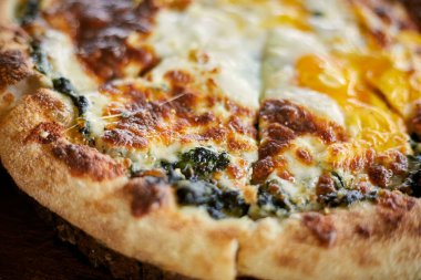 Ev yapımı pizza ıspanak peyniri, seçici odaklanma.