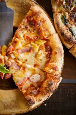 Bir dilim sıcak pizza büyük peynirli öğle yemeği ya da akşam yemeği kabuğu, seçici odaklanma.