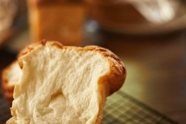 Taze fırın ekmeği buğdayın tamamını yakın dilimlenmiş. Tost ekmeği kes, kabarık tahıl dokusu, Shokupa.