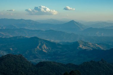 Gün doğumu, sabah sisi ve dağ, Phu Chi Dao, Chiang rai, Tayland