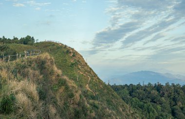 Gün doğumu, sabah sisi ve dağ, Phu Chi Dao, Chiang rai, Tayland