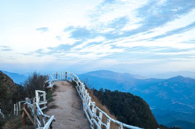 Gün doğumu, sabah sisi ve dağ, Phu Chi Dao, Chiang rai, Tayland