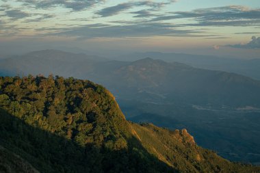 Gün doğumu, sabah sisi ve dağ, Phu Chi Dao, Chiang rai, Tayland