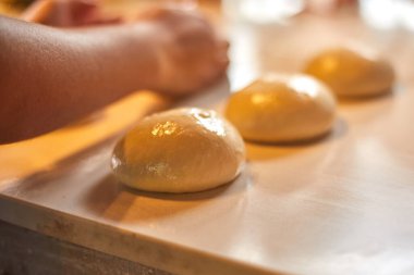 Pizza Dondurma Hazırlama Mutfak masasında ev yapımı pizza