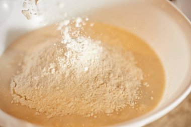 Beyaz un yaydan fışkırıyor