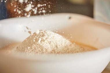 Beyaz un yaydan fışkırıyor