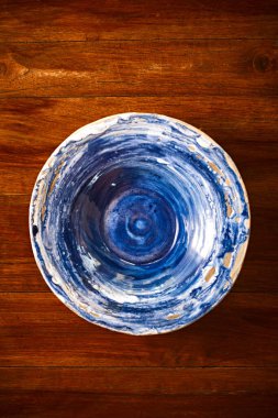 Seramik sofra takımı, ahşap arka grubunda el işi ürünleri