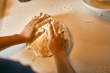 Ellerini kapat ve pizzacıya hamur hazırla.