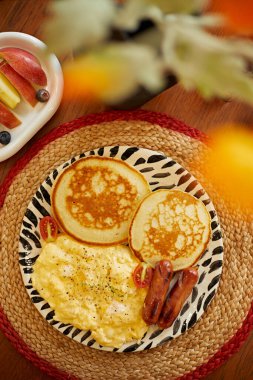 Krepli İngiliz kahvaltısı, sosis, omlet.