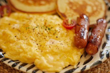 Krepli İngiliz kahvaltısı, sosis, omlet.