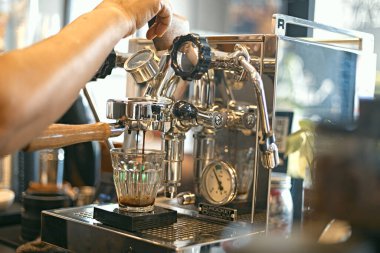 Kahve dükkanında espresso yapmak için yakın çekim..