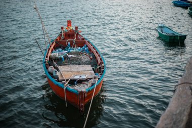 Bir balıkçı teknesi, Sriracha 'nın manzarası.