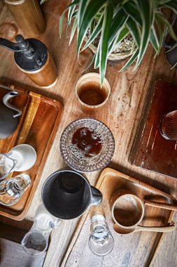 Sabah güneşinde bir bardak kahvenin en üst görüntüsü. .