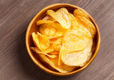 Çıtır patates cipsi, bulanık arkaplan.