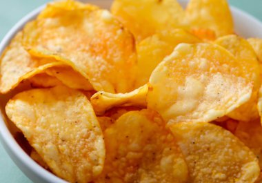 Çıtır patates cipsi, bulanık arkaplan.