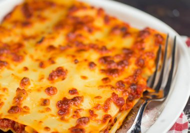 Et ve sebze lazanyası fesleğenli, bulanık sıralı