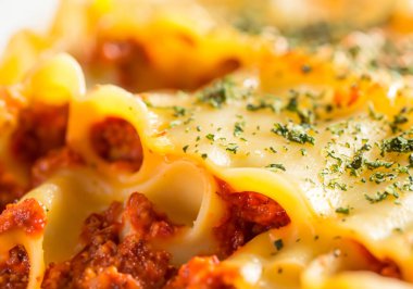 Et ve sebze lazanyası fesleğenli, bulanık sıralı