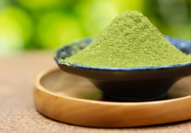 Japon tozu yeşil çay kasede saklanır, bulanıklaşır.