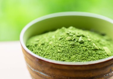 Japon tozu yeşil çay kasede saklanır, bulanıklaşır.