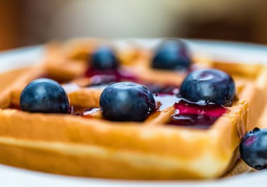 Waffle 'ları şerbetli, yaban mersinli, bulanık...