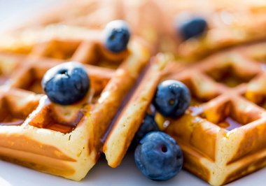 Waffle 'ları şerbetli, yaban mersinli, bulanık...