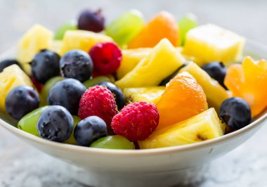 Böğürtlenli meyve salatası, bulanık arkaplan