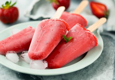 Tabakta ev yapımı çilekli dondurma.