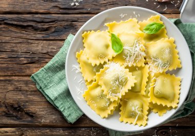 Parmesanlı ev yapımı ravioli, bulanık katlı.