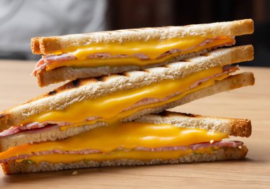 Kızarmış peynirli sandviç, bulanık arka grunn