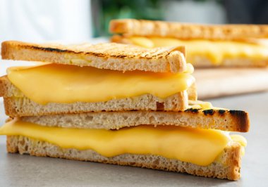 Kızarmış peynirli sandviç, bulanık arka grunn