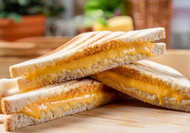 Kızarmış peynirli sandviç, bulanık arka grunn