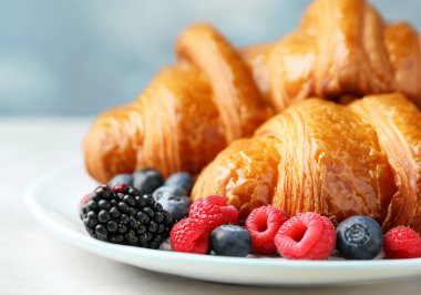 Masada böğürtlenli kruvasanlar, bulanık arka gruplama