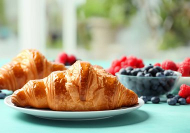 Masada böğürtlenli kruvasanlar, bulanık arka gruplama