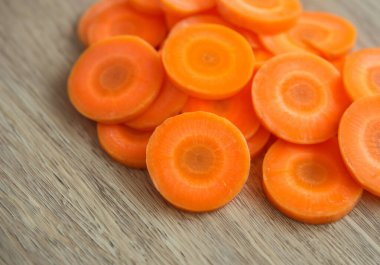 Masaya taze havuç dilimleri koyun..