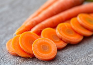 Masaya taze havuç dilimleri koyun..