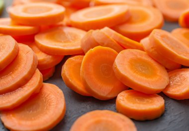 Masaya taze havuç dilimleri koyun..